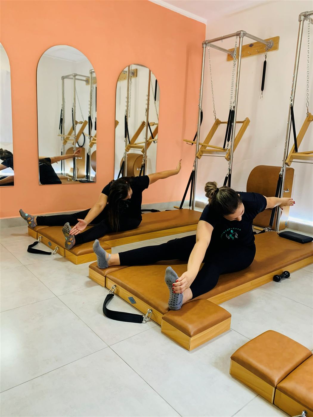 Alunas em aula de Pilates no aparelho Wall Unit na Clínica Soare em Itu