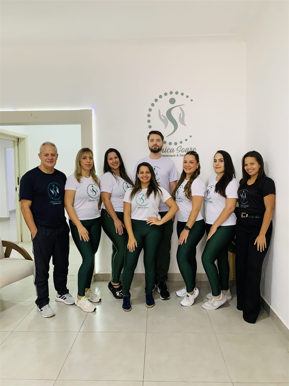 Equipe da Clínica Soare na recepção da clínica em Itu