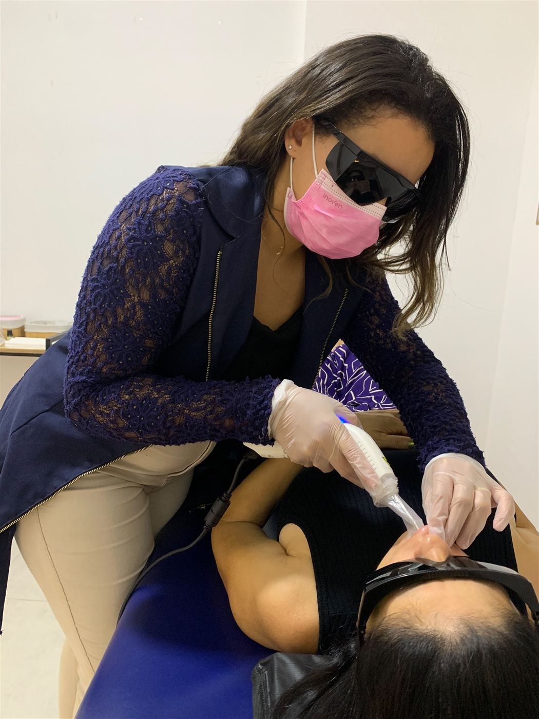 Fisioterapeuta Deise O. Soares aplicando laserterapia facial em paciente