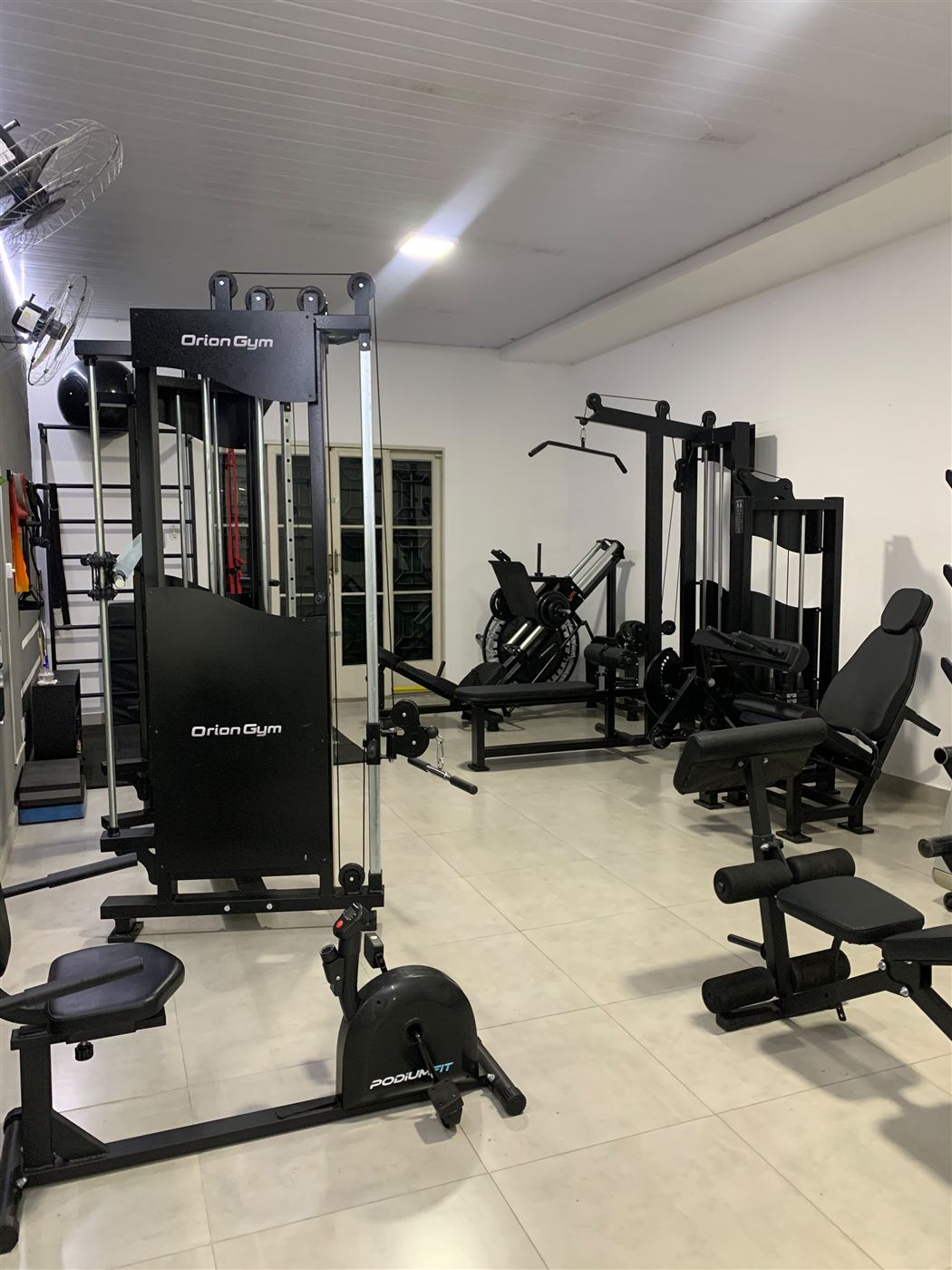 Academia de musculação da Clínica Soare com aparelhos de treino