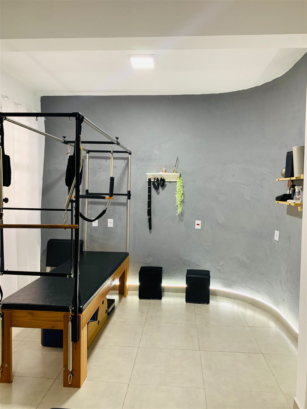 Estúdio de Pilates com aparelho Cadillac