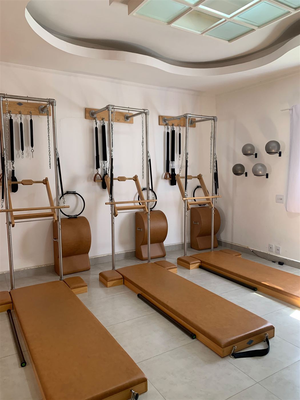 Sala de Pilates clássico com aparelhos Wall Unit