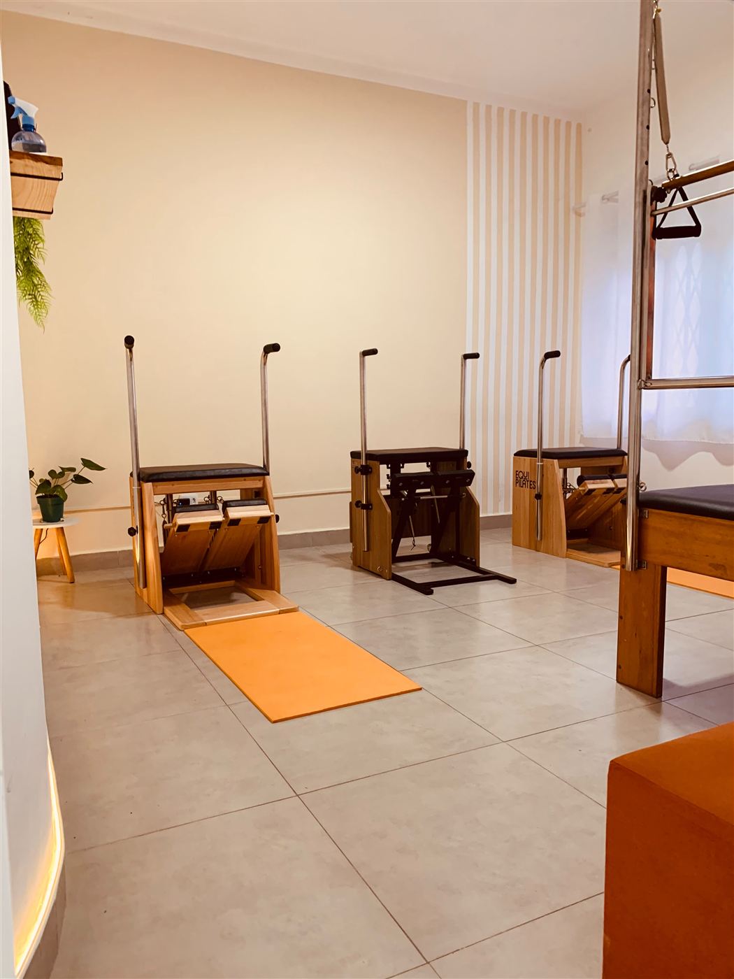 Sala de Pilates contemporâneo com aparelhos Chair
