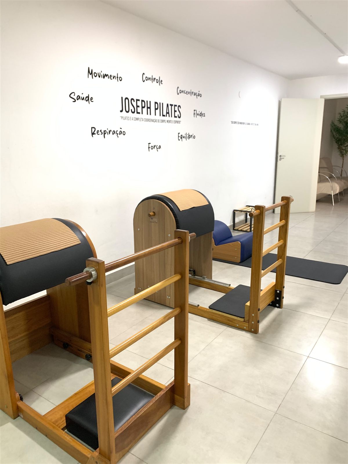 Sala de Pilates com Ladder Barrel e Chair