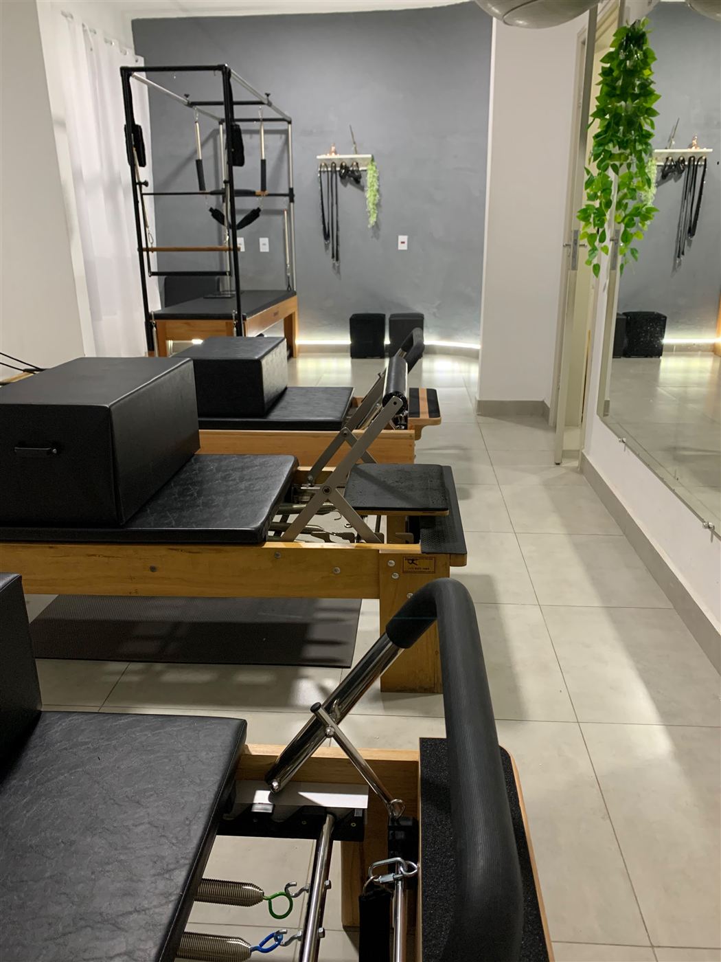 Estúdio de Pilates com Reformer e Cadillac