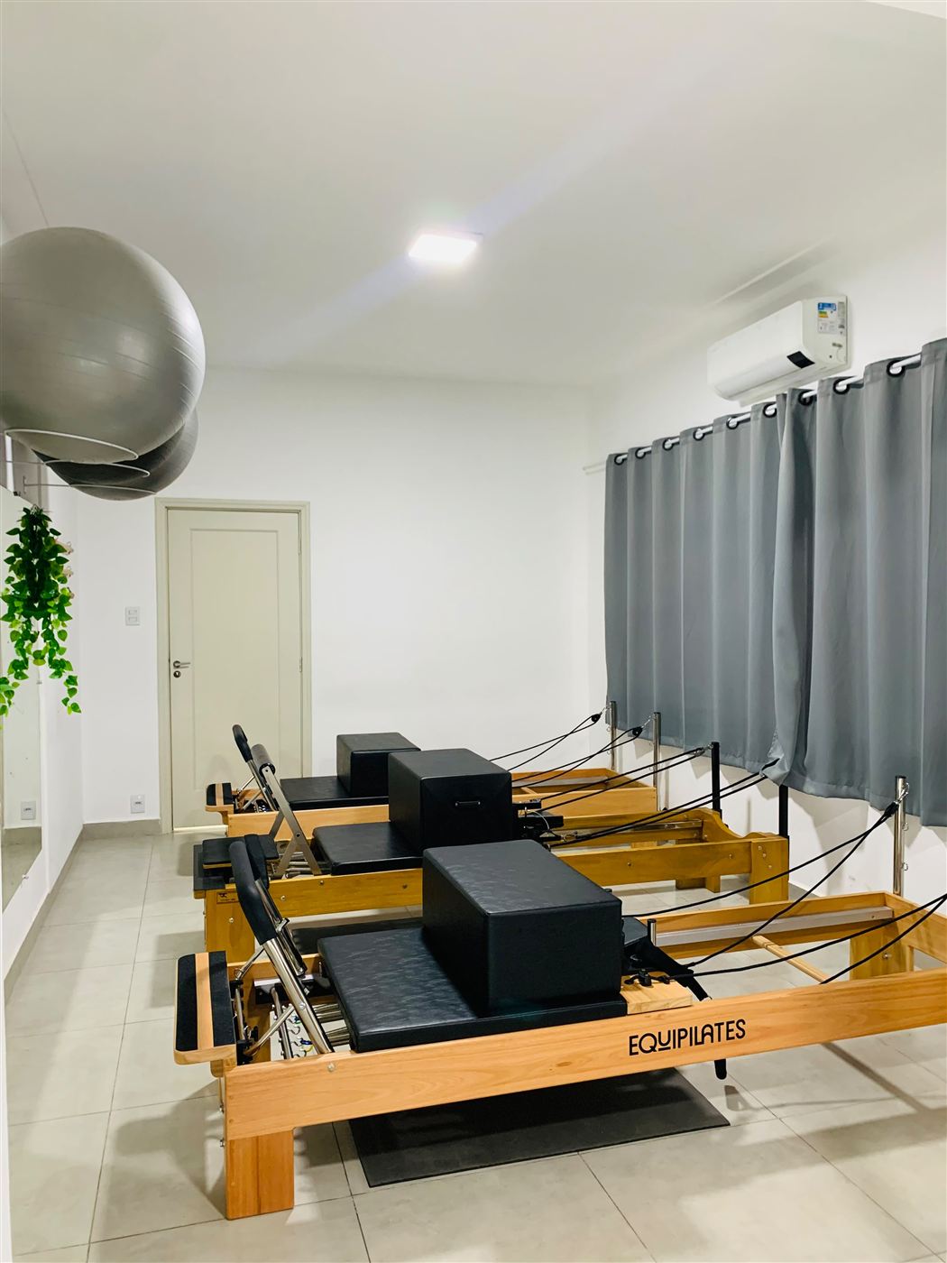 Aparelhos Reformer no estúdio de Pilates