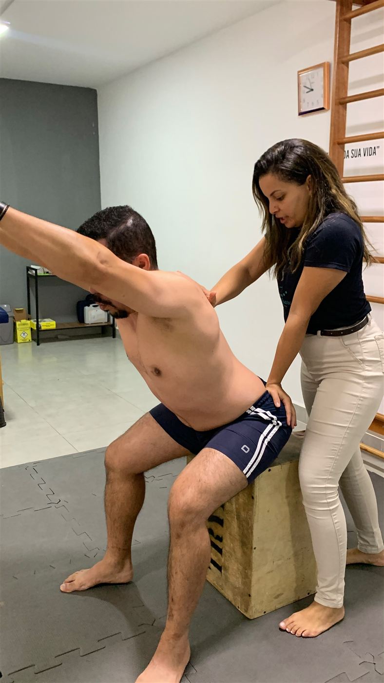 Exercício de reabilitação funcional acompanhado pela fisioterapeuta